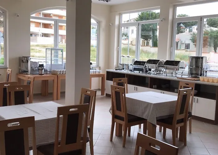 Livadic & Restaurant מלון