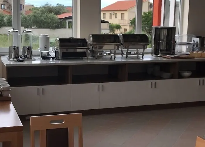 Livadic & Restaurant מלון