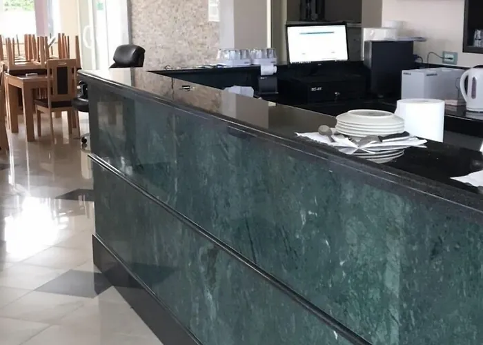 Livadic & Restaurant מלון